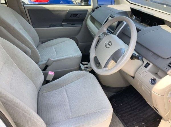 Toyota Noah Pearl White - Image 5